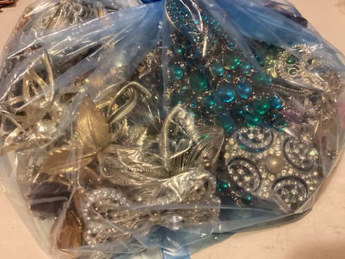 Broken brooches job lot 70 - job,