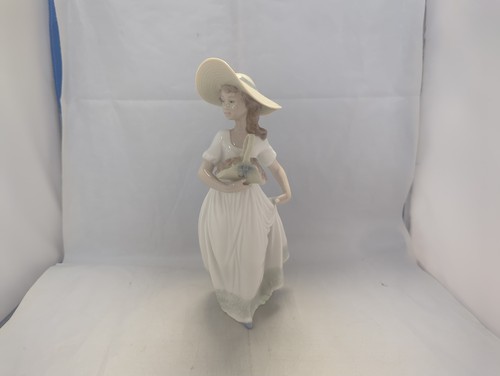 Nao lladró porcelain - by,