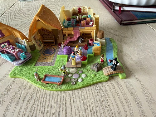 Fold out plastic cottage - plastic, mini