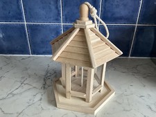 BIRD FEED STATION, GRAVITY FEEDER, HANGING BIRD TABLE, H25 CM W20 CM LOOK.