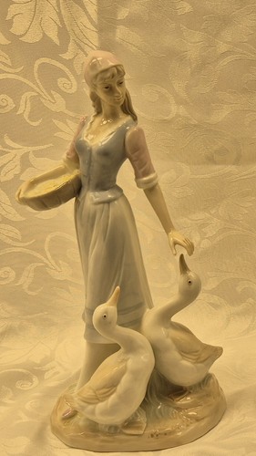 Rare porcelain figurine girl - rare,