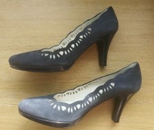 MARY G SIZE 4 NAVY SUEDE COURT