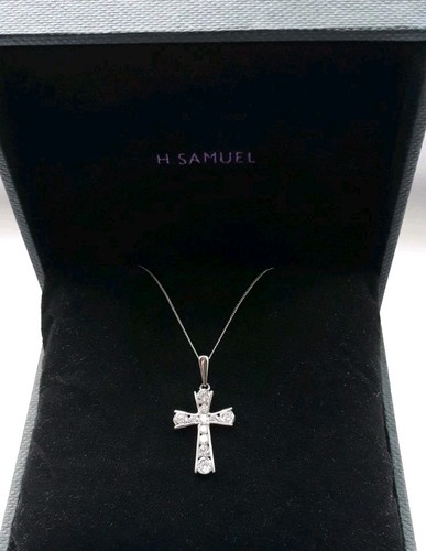 Stunning 9ct white gold - stunning,
