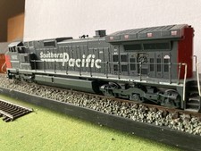 Athearn C44-9W Loco Southern Pacific #8102 watch it crawl in the video HO Scale
