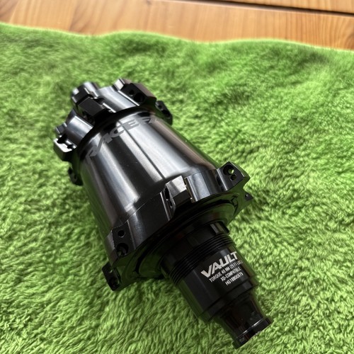 Raceface vault 424 - rear, hub