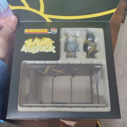 Kaws kubrick bus stop set - kubrick,