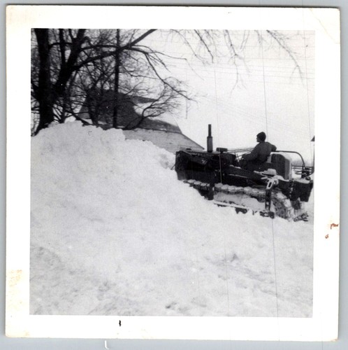Vtg snapshot man operating - b&w,