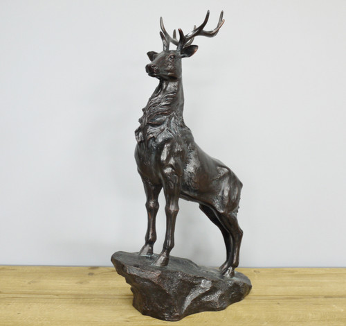 Stag plinth ornament - on,