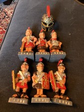 1 Helmet Miniatures / 6