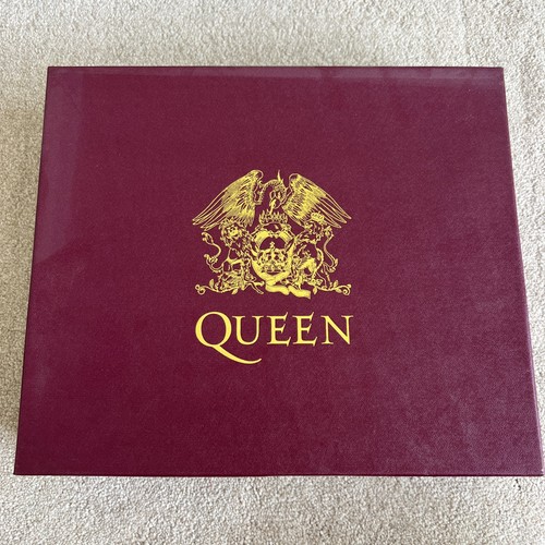 Queen box set with - queen, badge
