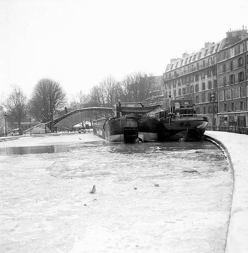 Barges stuck ice canal saint - barges,
