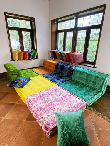 French mah jong - jong, sofa