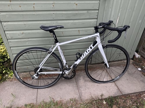 Giant defy road bike - road, medium