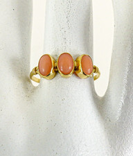 18ct Gold Coral Ring Vintage 750 Three Stone size P 1/2  Gift Box