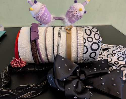 Bundle hair accessories - of,