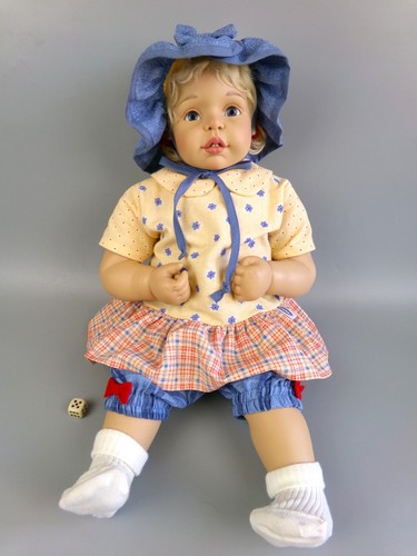 Gotz vinyl artist doll - artist, eline
