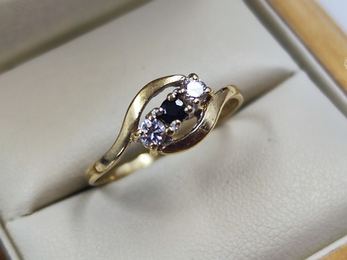 Well made 9ct gold ring - well, with