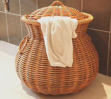 wicker laundry basket / Ali
