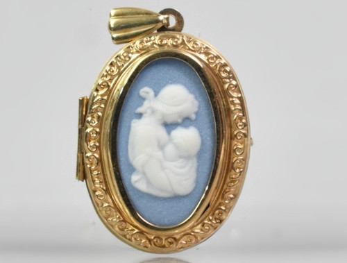 9ct gold wedgwood pendant - gold,