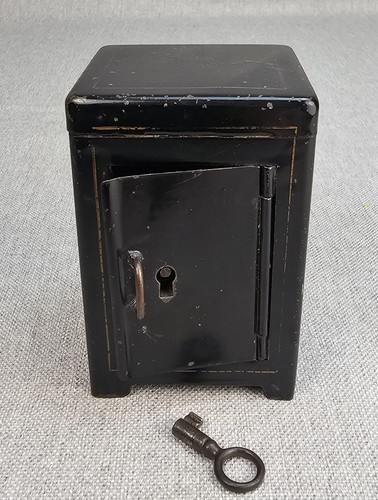 Small black mid - mid, cen