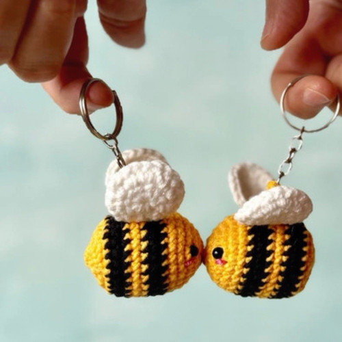 Handmade crochet kissing bee - kissing,