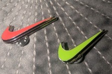 2x NIKE Official 1x Red And 1xgreen Swoosh Pin Badges 3.5 cm Long GIFTBOXED