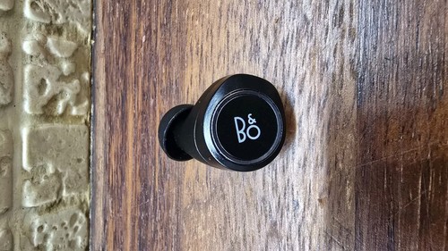 Left beoplay e8 - b&o, ear