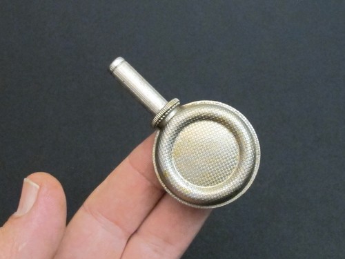 Unusual small tin vtg - small/tin,