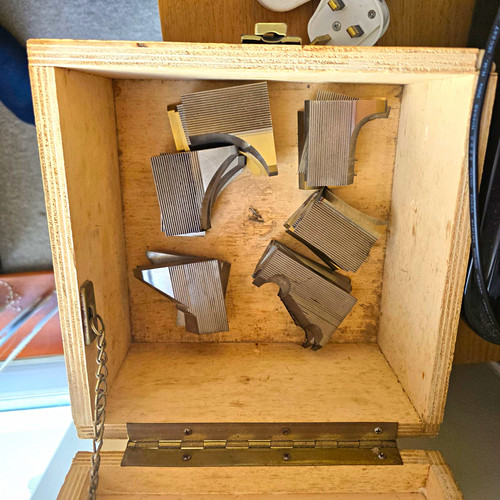 Set serrated spindle - of,