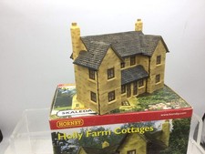 Hornby R8504 OO Gauge Skaledale Holly Farm Cottages