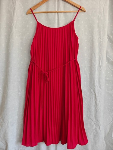 Red pleated midi dress - red,
