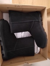 NEW - Ugg Women's Essential
