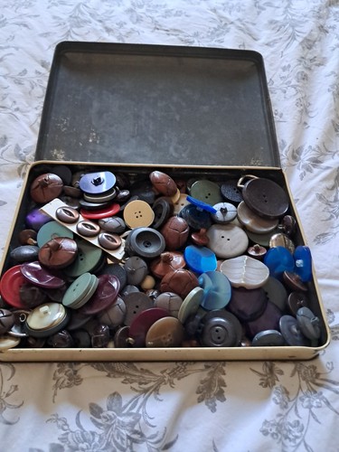 Vintage tin buttons - tin, of