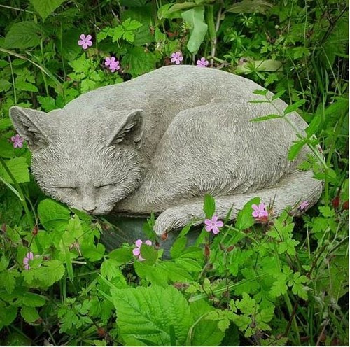 Curled cat statue - up,