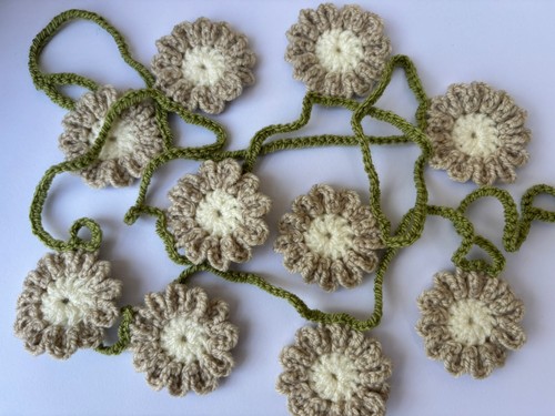 Parchment daisy with cream - parchment,