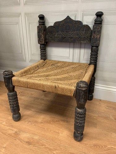 Indian antique chair - or, pidha