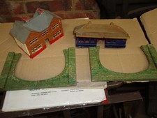 2 buildings & 2 plastic model