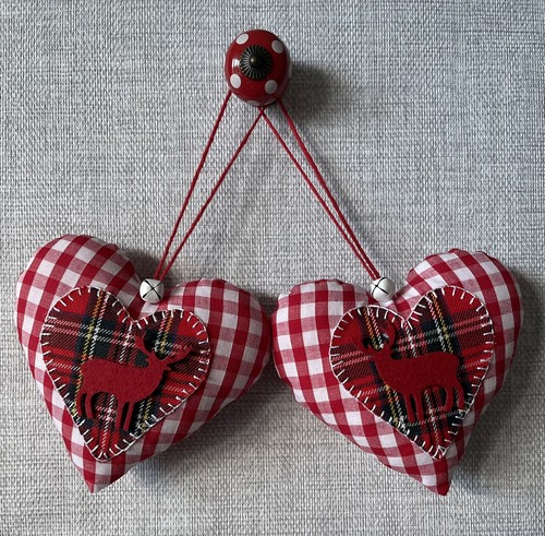 Pair heart door hangers in - of,