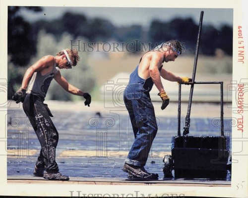 1987 press photo workers lay - photo,