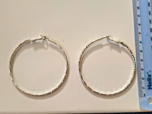 Silver tone hinged round - tone, hoop
