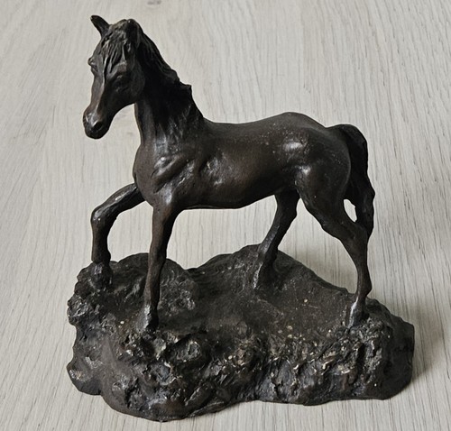 Vintage small horse figurine - small,