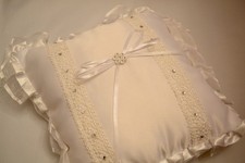 BEAUTIFUL WEDDING RING CUSHION PILLOW 19x19cm IN WHITE & IVORY!