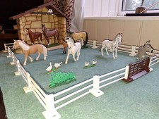 8 X HORSE FIGURINES INCL 5