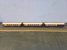 Rake of three Tri-ang Pullman