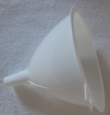 Smoke machine fluid funnel