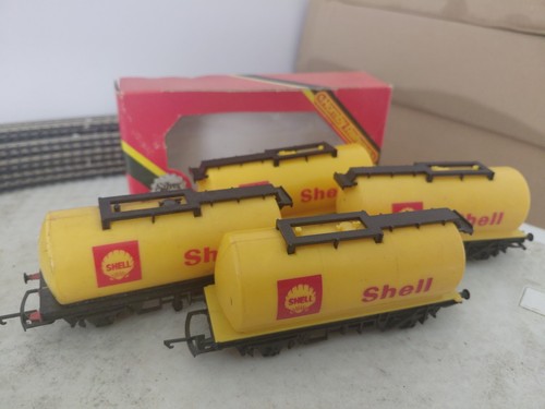 Hornby shell tanker wagons - 4,