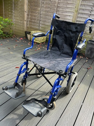 Lightweight folding deluxe