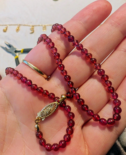 9ct yellow gold red almandine - yellow,