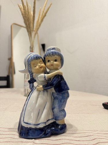 Delft dutch hugging couple - dutch,
