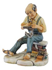 VINTAGE SIGNED RORI CAPODIMONTE COBBLER SHOEMAKER FIGURINE ~ 6.25"